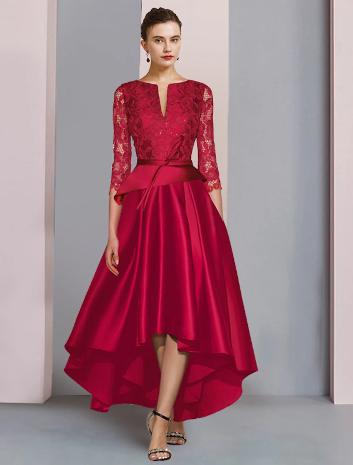 Abito da cerimonia per la madre della sposa, a trapezio, per l'autunno, elegante, con scollo a barchetta, asimmetrico, lunghezza tè, in raso e pizzo, manica a 3/4 con fiocco/i e pieghe.